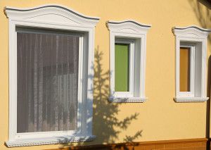 Íves stukkókkal díszített ablakok.