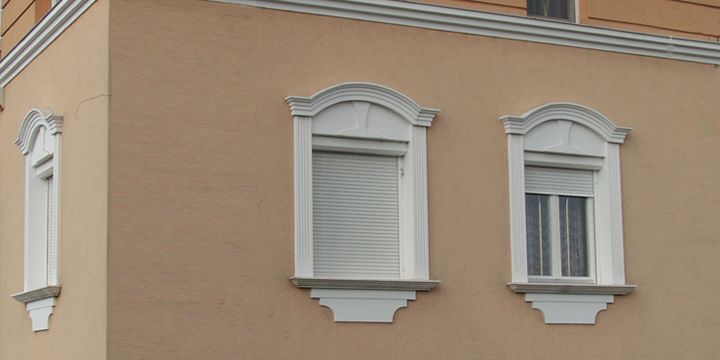 Ablakok díszítése hajlítható, íves díszlécekkel.