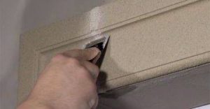 Bevonóanyag spatulázása a vájatba