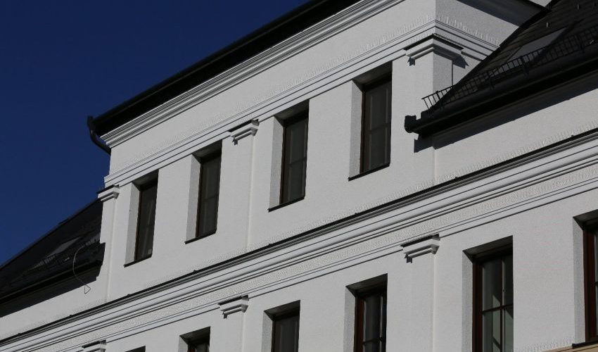 Kültéri homlokzati stukkó a ház homlokzatán