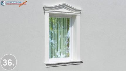 Kifejező ablakstukkó farkasfogas díszléccel és timpanonnal Kifejező ablakstukkó farkasfogas díszléccel és timpanonnal