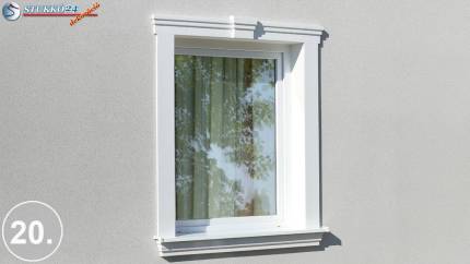 Látványos ablakkeret különböző stukkódíszítésekkel Látványos ablakkeret különböző stukkódíszítésekkel