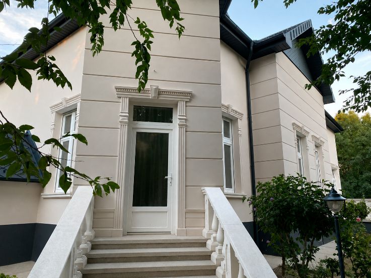 homlokzatfelújítás kávatakaró profillal és ablakkeretező stukkóval